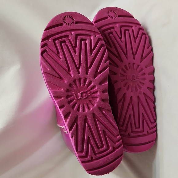 UGG Classic Short Iridescent Fuchsia Cozy Boots (W Size 6) - Picture 7 of 10